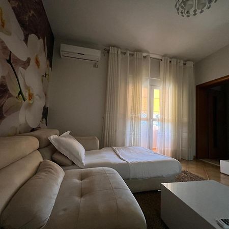 Sunkissed Centre Apartment Vlorë Exterior foto