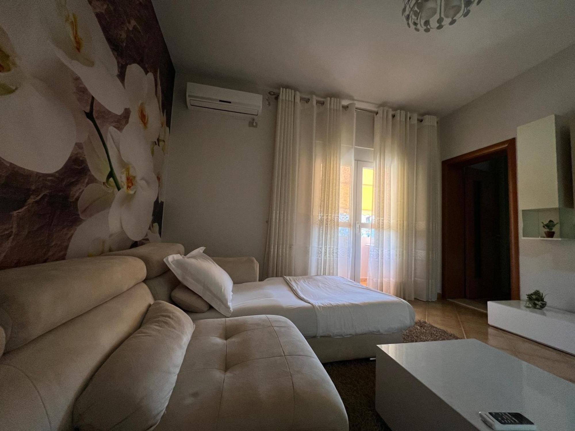 Sunkissed Centre Apartment Vlorë Exterior foto